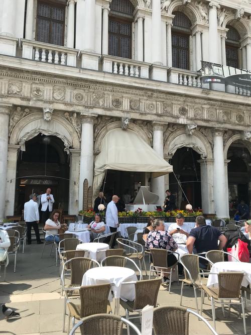 威尼斯人酒店的餐饮区是外包的吗（威尼斯商人酒店）